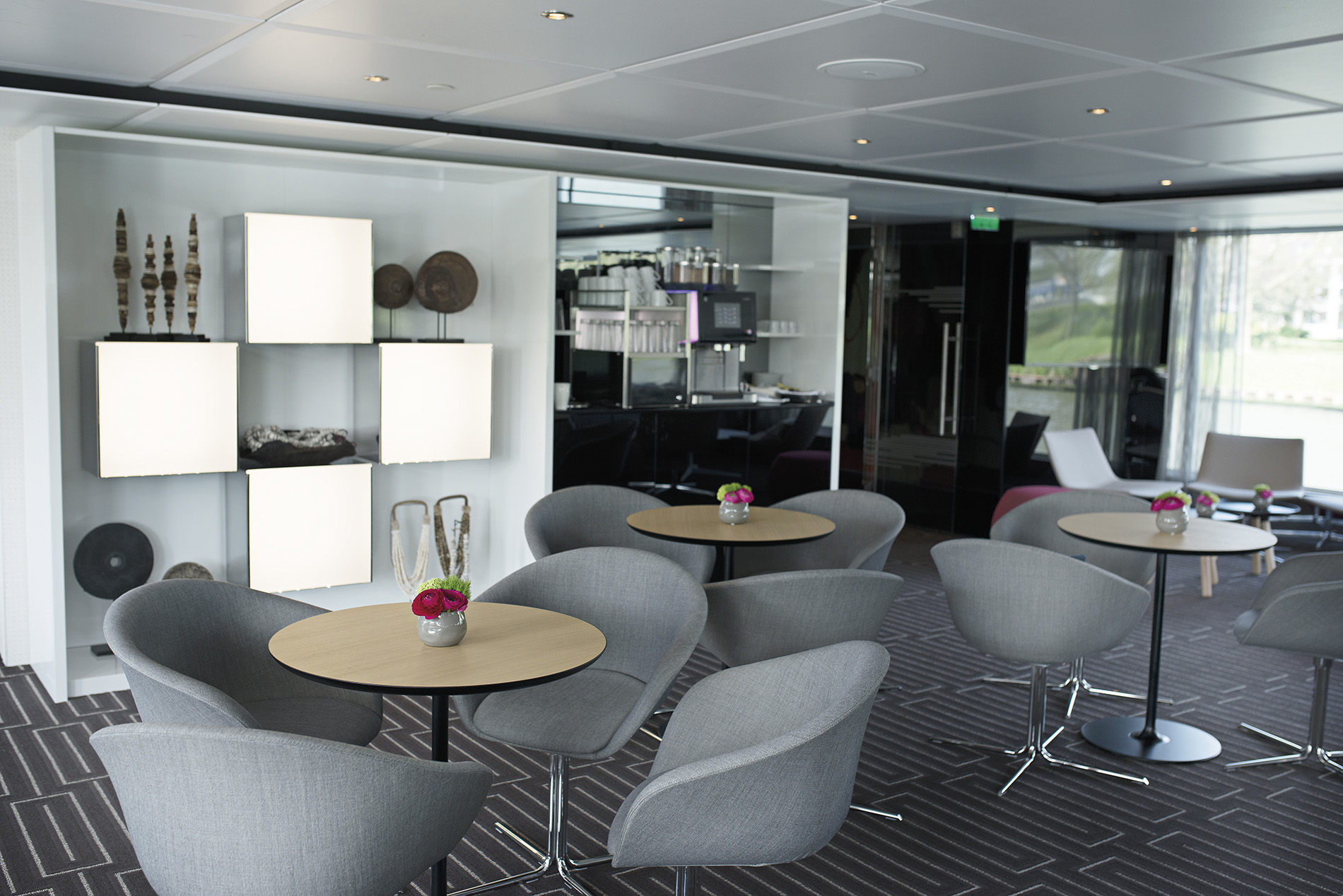 Emerald Sky - Horizon Bar and Lounge